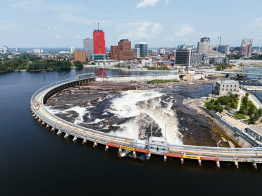 Ottawa-Gatineau metropolitan bölgesindeki hidro barajının havadan görüntüsü.
