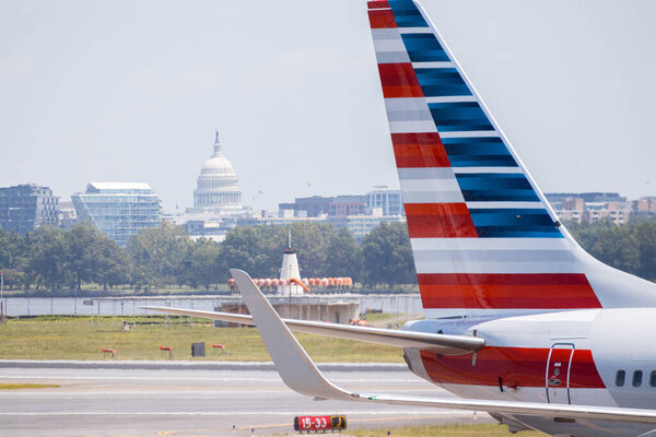 1 июля 2025 года самолет American Airlines взлетел с куполом Капитолия США в Вашингтоне. g.