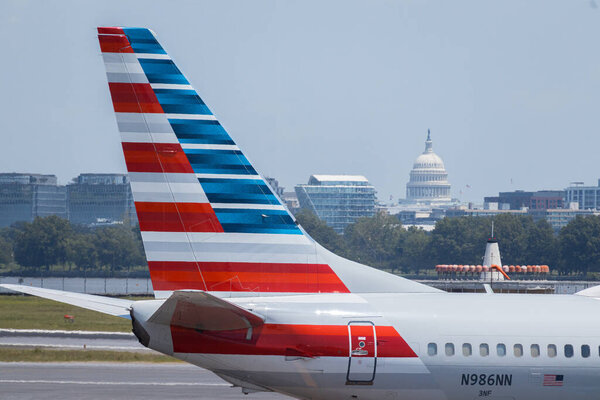 1 июля 2025 года самолет American Airlines взлетел с куполом Капитолия США в Вашингтоне. g.