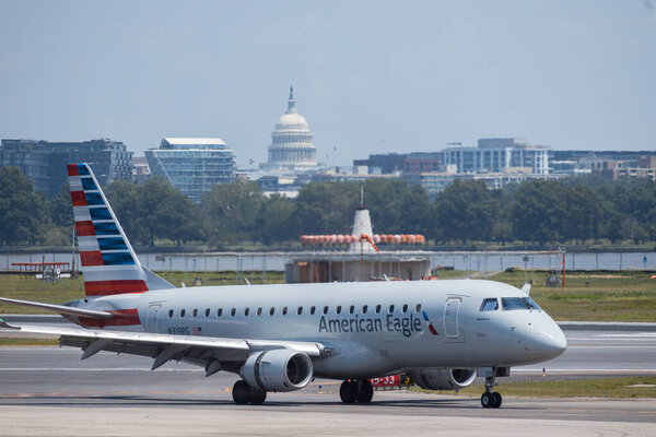 1 июля 2025 года самолет American Airlines взлетел с куполом Капитолия США в Вашингтоне. g.