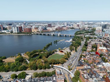 Güneşli bir günde, Boston 'un Charles Nehri, köprü, şehir parkı ve şehir kıyısı ile gökyüzü manzarası. gg