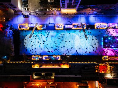 Montreal 'deki renkli ışıklar ve kış hareketiyle buz pateni pistinin havadan görünüşü. g.