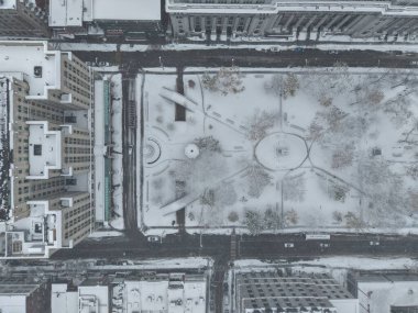 Kar yağışı ve fırtına sırasında Dünya Katedrali 'nin Mary Queen' i ile Montreal 'in varsayılan hava görüntüsü. g.