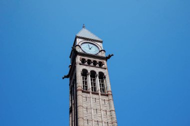 Toronto şehir merkezindeki modern gökdelenler tarafından çerçevelenmiş tarihi belediye binası saat kulesi aydınlık bir günde. g.