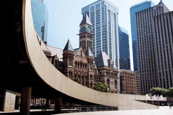 Toronto şehir merkezindeki modern gökdelenler tarafından çerçevelenmiş tarihi belediye binası saat kulesi aydınlık bir günde. g.
