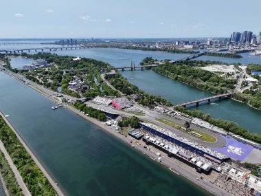 14 Haziran 2025. Helikopter uçuşu Montreal F1 pisti kalabalık tribünler, su kanalları ve şehrin ufuk çizgisi. g.