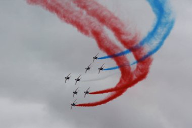 16.06.2025 Fransız akrobatik jetleri hava gösterisi sırasında kırmızı ve mavi duman izi bırakıyor. g.