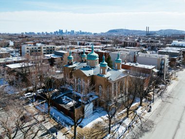 Montreal 'deki koruyucu kadın Ukrayna Ortodoks Kilisesi' nin açık bir kış gününde havadan görünüşü. g.
