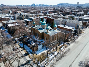 Montreal 'deki koruyucu kadın Ukrayna Ortodoks Kilisesi' nin açık bir kış gününde havadan görünüşü. g.