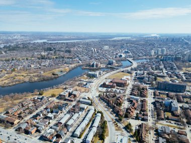 Ottawa ve Gatineau 'nun temiz gökyüzü altında nehir, köprüler ve kentsel manzarası. g.