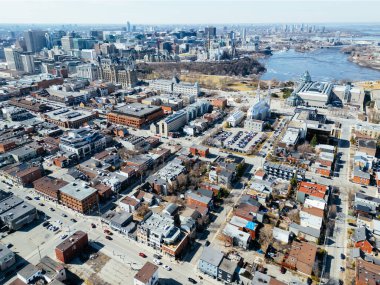 Ottawa ve Gatineau 'nun temiz gökyüzü altında nehir, köprüler ve kentsel manzarası. g.