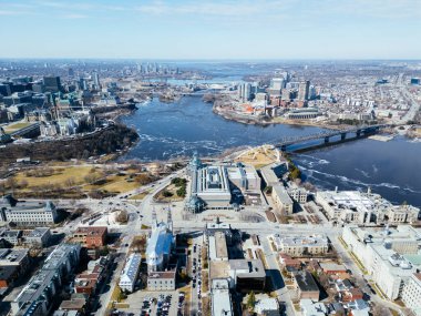 Ottawa ve Gatineau 'nun temiz gökyüzü altında nehir, köprüler ve kentsel manzarası. g.