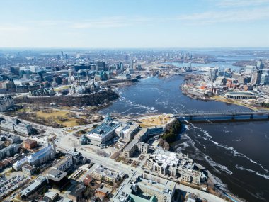 Ottawa ve Gatineau 'nun temiz gökyüzü altında nehir, köprüler ve kentsel manzarası. g.