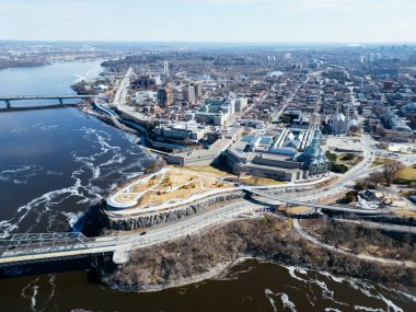 Ottawa ve Gatineau 'nun temiz gökyüzü altında nehir, köprüler ve kentsel manzarası. g.