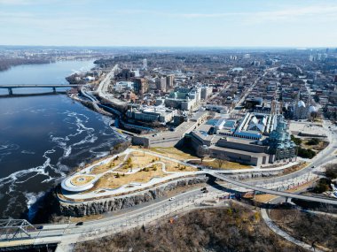 Ottawa ve Gatineau 'nun temiz gökyüzü altında nehir, köprüler ve kentsel manzarası. g.