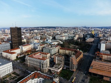 NATO bombardımanı sırasında hasar gören savunma bakanlığı ve yakındaki liman bölgesinde bulunan havadan şehir manzarası. g.
