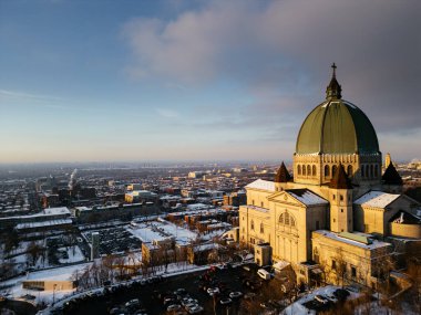 Havadan katolik katedral bazilikasının görüntüsü. Montreal, Quebec, Kanada.
