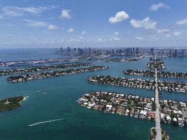 Amerika 'nın güneşli Florida kentindeki Biscayne Körfezi üzerinde Miami ufuk çizgisi ve rıhtım adalarının hava manzarası. g.