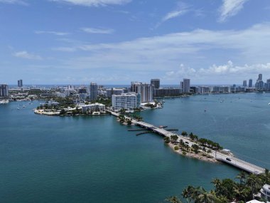 Amerika 'nın güneşli Florida kentindeki Biscayne Körfezi üzerinde Miami ufuk çizgisi ve rıhtım adalarının hava manzarası. g.