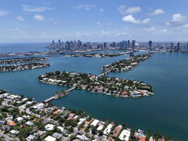 Amerika 'nın güneşli Florida kentindeki Biscayne Körfezi üzerinde Miami ufuk çizgisi ve rıhtım adalarının hava manzarası. g.