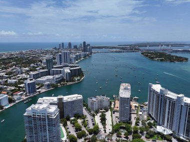 Amerika 'nın güneşli Florida kentindeki Biscayne Körfezi üzerinde Miami ufuk çizgisi ve rıhtım adalarının hava manzarası. g.