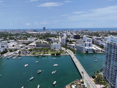 Amerika 'nın güneşli Florida kentindeki Biscayne Körfezi üzerinde Miami ufuk çizgisi ve rıhtım adalarının hava manzarası. g.