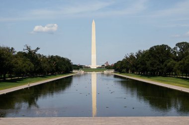 Washington Anıtı, National Mall, DC 'deki Lincoln Anıt Yansıtma Havuzu' na yansıdı. g.