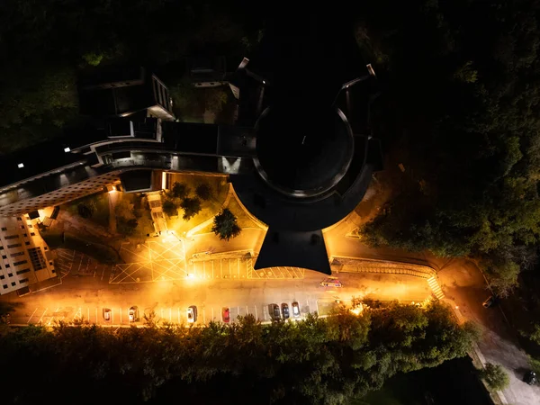 Montreal Üniversitesi ve Vincent d Indy Müzik Okulu 'nun aydınlatılmış kampüs ve şehir ışıklarıyla hava gece görüşü. g.