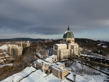 Havadan katolik katedral bazilikasının görüntüsü. Montreal, Quebec, Kanada.