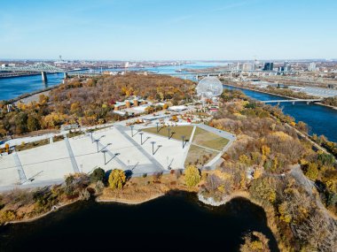 Biyosfer ile Montreal 'in hava manzarası ve nehir adaları üzerinde sonbahar manzarası. g.