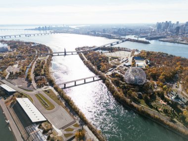 Biyosfer ile Montreal 'in hava manzarası ve nehir adaları üzerinde sonbahar manzarası. g.
