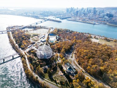 Biyosfer ile Montreal 'in hava manzarası ve nehir adaları üzerinde sonbahar manzarası. g.