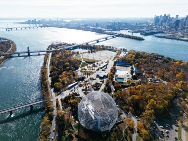 Biyosfer ile Montreal 'in hava manzarası ve nehir adaları üzerinde sonbahar manzarası. g.