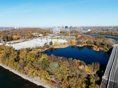 Biyosfer ile Montreal 'in hava manzarası ve nehir adaları üzerinde sonbahar manzarası. g.