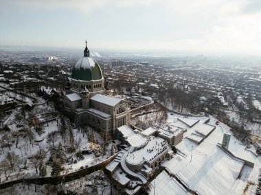 Kışın Sunset 'te Royal Dağı' nın Aziz Josephs Havası manzarası. Montreal, Quebec, Kanada