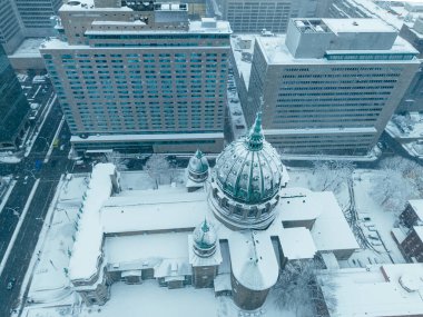 Kar yağışı ve fırtına sırasında Mary Queen ile Montreal şehir merkezindeki karlı hava manzarası. g.