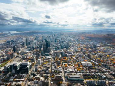 Montreal şehir merkezindeki gökyüzü bulutlu gökyüzü altında gökdelenler olan sonbahar hava manzarası. g.
