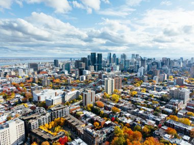Montreal şehir merkezindeki gökyüzü bulutlu gökyüzü altında gökdelenler olan sonbahar hava manzarası. g.