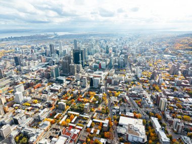 Montreal şehir merkezindeki gökyüzü bulutlu gökyüzü altında gökdelenler olan sonbahar hava manzarası. g.