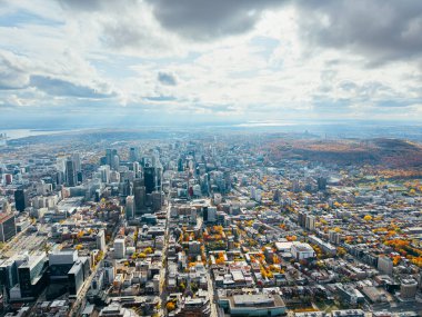 Montreal şehir merkezindeki gökyüzü bulutlu gökyüzü altında gökdelenler olan sonbahar hava manzarası. g.