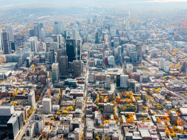 Montreal şehir merkezindeki gökyüzü bulutlu gökyüzü altında gökdelenler olan sonbahar hava manzarası. g.