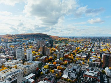 Montreal şehir merkezindeki gökyüzü bulutlu gökyüzü altında gökdelenler olan sonbahar hava manzarası. g.