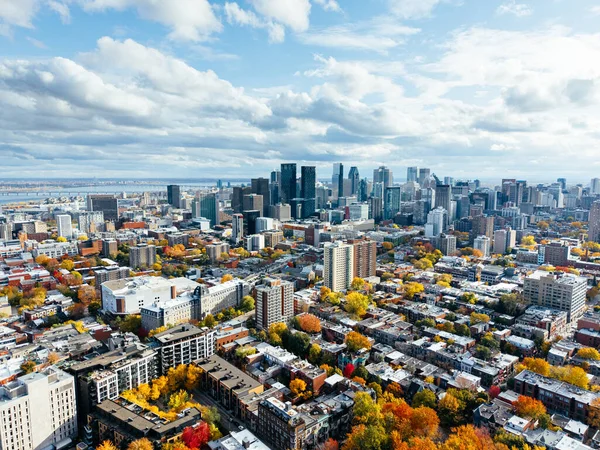 Montreal şehir merkezindeki gökyüzü bulutlu gökyüzü altında gökdelenler olan sonbahar hava manzarası. g.