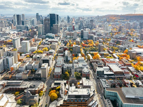 Montreal şehir merkezindeki gökyüzü bulutlu gökyüzü altında gökdelenler olan sonbahar hava manzarası. g.