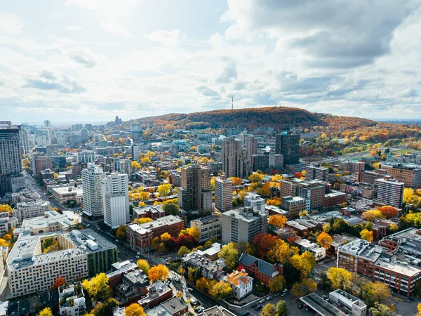 Montreal şehir merkezindeki gökyüzü bulutlu gökyüzü altında gökdelenler olan sonbahar hava manzarası. g.
