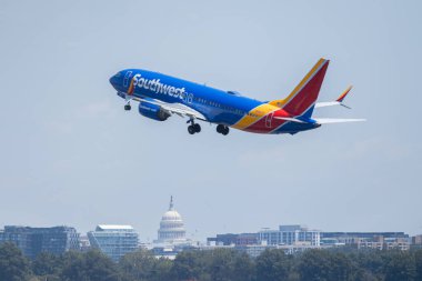 22 Haziran 2025, Güneybatı Havayolları Boeing 737 Ufuk çizgisinde uçuyor ve ABD Kongre Binası gündüz görülebiliyor. Washington DC mi? G 'ler