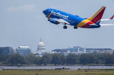 22 Haziran 2025, Güneybatı Havayolları Boeing 737 Ufuk çizgisinde uçuyor ve ABD Kongre Binası gündüz görülebiliyor. Washington DC mi? G 'ler