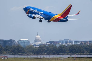 22 Haziran 2025, Güneybatı Havayolları Boeing 737 Ufuk çizgisinde uçuyor ve ABD Kongre Binası gündüz görülebiliyor. Washington DC mi? G 'ler