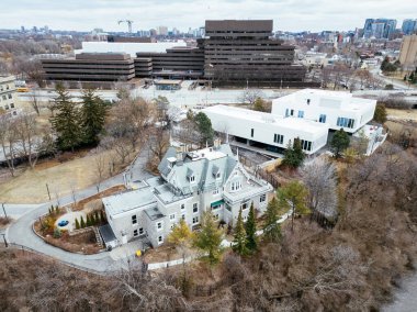Ottawa 'daki Earnscliffe Ulusal Tarihi Alanı' nın havadan görünüşü kış manzarası ve modern binalarla çevrilidir. g.