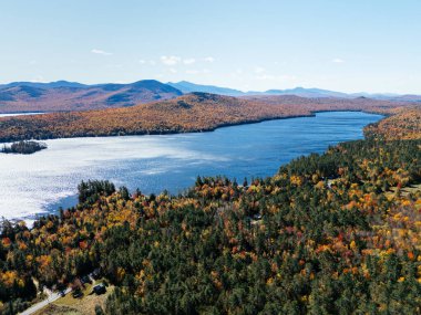 Beyaz Yüzlü Dağ Kayak Merkezi ve Gölü 'nde Sonbahar Bayrağı. Renk Değişikliği, Vermont, ABD.
